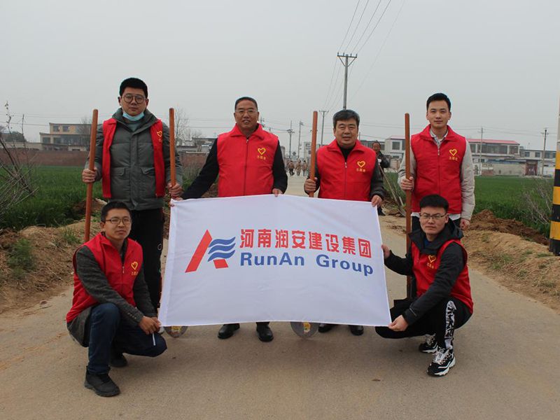 2022年，潤(rùn)安集團(tuán)深入寶蓮寺鎮(zhèn)二十里鋪村，助力人居環(huán)境整治。